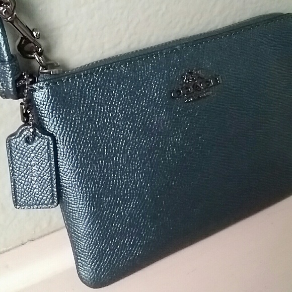 ↪️COACH LEATHER WRISTLET↩️️ 💙  - Picture 5 of 8